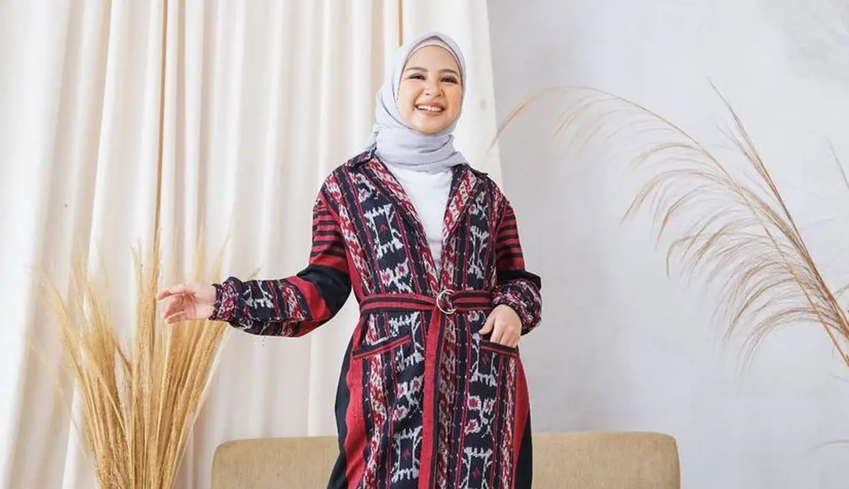 Blazer dengan model batik etnik ini juga tak kalah kece di pakai ke kantor. Modelnya simple dan tetap terlihat anggun. (Instagram/batikmaheswara).