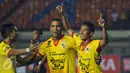 Gelandang Sriwijaya FC, Bayu Gatra (kanan) bersama Alberto Goncalves melakukan selebrasi usai mencetak gol ke gawang PBFC di Piala Bhayangkara di Stadion Si Jalak Harupat, Bandung, Jumat (18/3/2016). Sriwijaya unggul 3-1. (Liputan6.com/Helmi Fithriansyah)