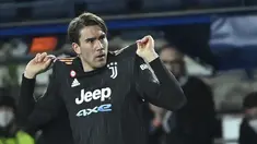 Penyerang Juventus, Dusan Vlahovic berselebrasi usai mencetak gol ke gawang Empoli pada pertandingan lanjutan Liga Serie A Italia di stadion Carlo-Castellani di Empoli, Minggu (27/2/2022). Vlahovic mencetak dua gol dan mengantar Juventus menang atas Empoli 3-2. (AFP/Alberto Pizzoli)
