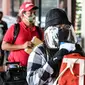 Calon penumpang menggunakan face shield di Terminal 2 Bandara Soekarno Hatta, Tangerang, Banten, Rabu (10/6/2020). PT Angkasa Pura II selaku pengelola mulai menjalankan skenario protokol penerapan tatanan normal baru. (Liputan6.com/Faizal Fanani)