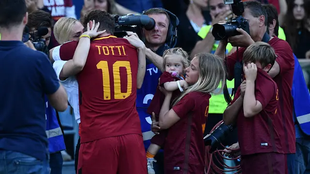 Francesco Totti berpelukan dengan Ilary Blasi