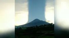 Pemandangan unik terjadi di Gunung Sindoro, cahaya matahari seakan terbelah dua dan terpisah oleh gunung.