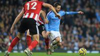 Gelandang Manchester City Bernardo Silva berebut bola dengan pemain Sheffield United Enda Stevens dan John Egan pada laga pekan ke-20 Liga Inggris di Etihad Stadium, Minggu (29/12/2019). Hasil manis dipetik Man City usai meraih kemenangan 2-0 saat menjamu Sheffield United. (Lindsey Parnaby / AFP)