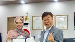 Keikutsertaan Inara Rusli dalam kampanye kebaikan pun membuat dirinya mendapatkan sertifikat dari pemerinah Seongnam. Dalam unggahannya, Inara juga menyebutkan kebahagiaannya bisa berpartisipasi dalam kampanye tersebut.(Liputan6.com/IG/@mommy_starla)