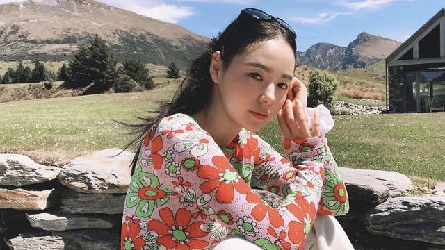 Pakaian Serba Bunga Min Hyo Rin Istri Taeyang
