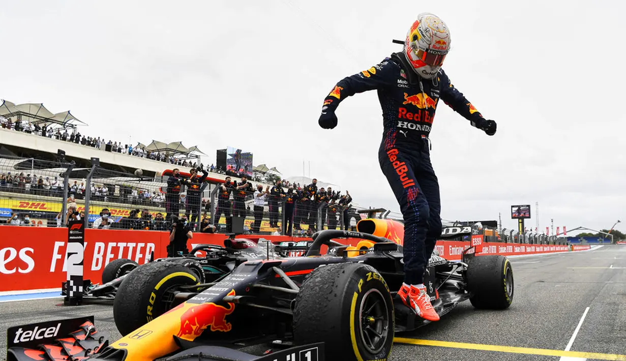 Pembalap Max Verstappen turun dari mobilnya usai memenangkan F1 GP Prancis di Sirkuit Paul Ricard, Le Castellet, Prancis, Minggu (20/6/2021). Max Verstappen tercepat di F1 GP Prancis. (Nicolas Tucat/Pool via AP)