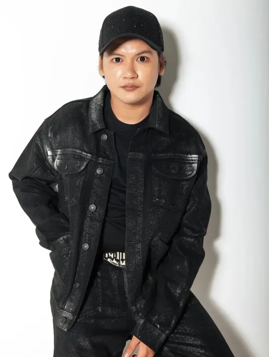 Nuansa denim diperlihatkan Ilham lewat outfitnya. Smashblast makin tak sabar menunggu kembalinya sang idola. [Instagram @smash_ina]