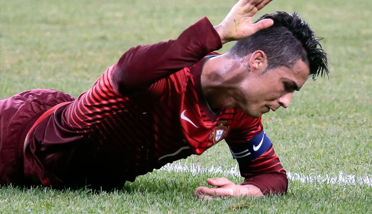 Namun Bento juga tampaknya harus berjaga terhadap kondisi Ronaldo yang belum pulih seratus persen. Ia menarik pemain Real Madrid ini pada menit 65 dan menggantikannya dengan rekan satu klub, Pepe, Rabu (11/6/2014) (Reuters/RAY STUBBLEBINE)