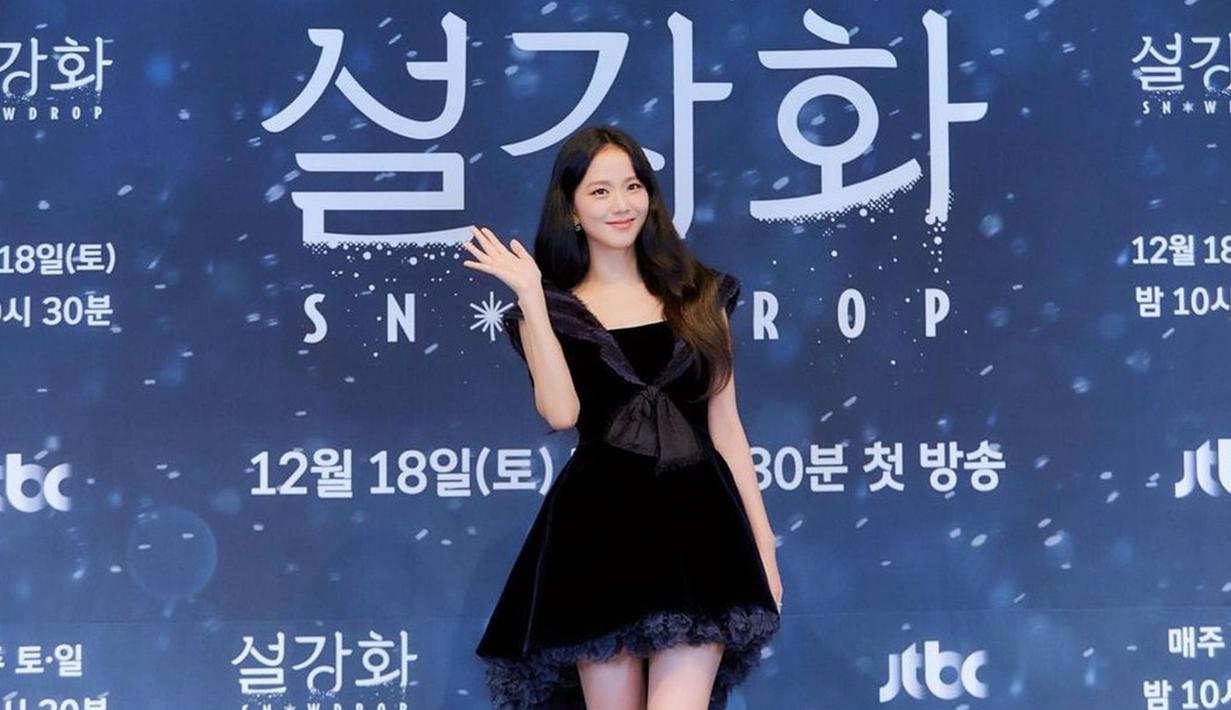 Penampilan Jisoo Blackpink dalam press conference drama Snowdrop menjadi perhatian banyak netizen. Ia pun terlihat tampil begitu elegan dalam gaun berwarna hitam. (Liputan6.com/IG/@yg_stage)