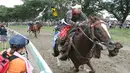 Peserta memacu kudanya saat mengikuti Armor Horse Racing dalam festival Soma Nomaoi di Minamisoma (30/7). Dalam balapan ini peserta mengenakan pakaian dan atribut Samurai yang menjadi ikon tradisional Jepang. (Jun Hirata/Kyodo News via AP)