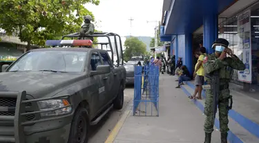 Tentara Angkatan Darat Meksiko memeriksa daerah pembunuhan jurnalis Meksiko Nelson Mateus di kota peristirahatan Acapulco, negara bagian Guerrero, Meksiko, 15 Juli 2023. (AFP/FRANCISCO ROBLES)