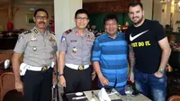 Simon Mcmenemy tiba di Indonesia pada Kamis (12/1/2017) pagi dan langsung memimpin latihan Bhayangkara FC pada sore hari. (Bola.com/Fahrizal Arnas)