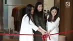 (Dari kiri) Owner Of Myris, Kinez Riza bersama Founder Duma Official, Eunike Sariaatmadja dan Co-Founder Duma Official, Natasha Midori memotong pita pada pembukaan  flagship store di kawasan Senopati, Jakarta, Sabtu (28/7). (Liputan6.com/Faizal Fanani)