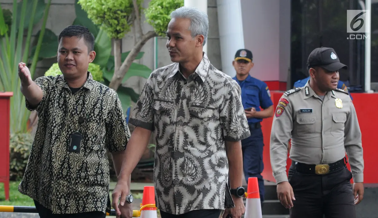Gubernur Jawa Tengah Ganjar Pranowo (tengah) tiba di Gedung KPK, Jakarta, Jumat (10/5/2019). Ganjar diperiksa sebagai saksi untuk tersangka kasus dugaan korupsi proyek pengadaan e-KTP, Anggota Komisi VIII DPR dari Fraksi Golkar nonaktif Markus Nari. (merdeka.com/Dwi Narwoko)