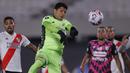 River sebenarnya sudah mencoba mengajukan permintaan ke CONMEBOL untuk memasukkan kiper akademi ke dalam skuad. Namun, permintaan itu ditolak dan tidak ada opsi selain menunjuk Enzo Perez, sang gelandang. (Foto: AFP/Pool/Juan Ignacio Roncoroni)