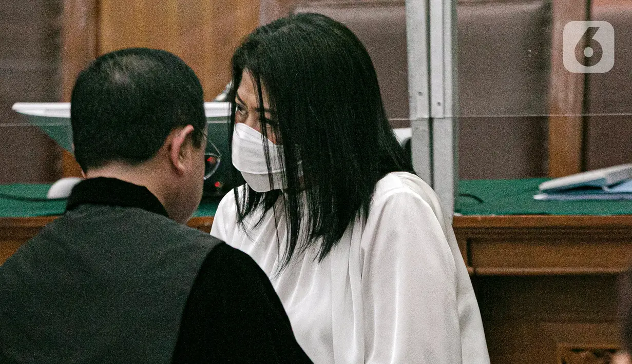 <p>Terdakwa Putri Candrawathi usai menjalani sidang vonis di Pengadilan Negeri Jakarta Selatan, Senin (13/2/2023). Putri Candrawathi divonis 20 tahun penjara dalam kasus pembunuhan berencana Brigadir Nofriansyah Yosua Hutabarat atau Brigadir J. (Liputan6.com/Faizal Fanani)</p>