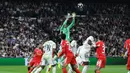 Aksi gemilang Courtois membawa Real Madrid menang dengan skor 2-1 atau agregat 3-1 atas Benfica. (AFP/Thomas Coex)