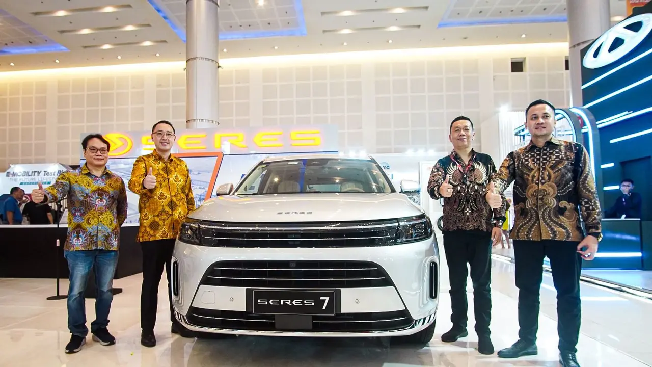 PT Sokonindo Automobile meluncurkan SERES 7, line-up tertinggi dari SERES di  Indonesia International Motor Show (IIMS) Surabaya 2024. (Dian Kurniawan/Liputan6.com)