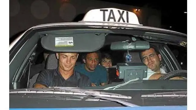 Belum jelas sang sopir taksi ini akan mengantarkan ketiga pemain bola terkenal ini akan kemana.