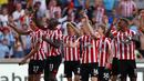 Para pemain Brentford berselebrasi merayakan kemenangan atas Manchester United usai pertandingan lanjutan Liga Inggris di Gtech Community Stadium di London, Sabtu (13/8/2022). Brentford menang telak atas MU 4-0. (AFP Photo / Ian Kington)