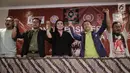 Ketum Konfederasi Pekerja RI, Rieke Diah Pitaloka bersama federasi buruh mengangkat tangan ke atas usai konferensi pers Hari Buruh di Jakarta, Minggu (29/4). Rieke juga menyampaikan 5 maklumat untuk Presiden Joko Widodo. (Liputan6.com/Faizal Fanani)