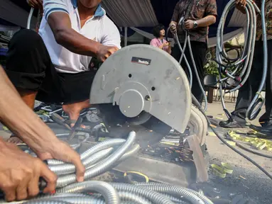 Kementerian Perdagangan memusnahkan ribuan selang karet elpiji yang tidak sesuai SNI di Lapangan Parkir Gedung Kementerian Perdagangan, Jakarta, Jumat (22/5/2015). Pemusnahan dilakukan dengan cara dicacah dan dibakar. (Liputan6.com/Faizal Fanani)