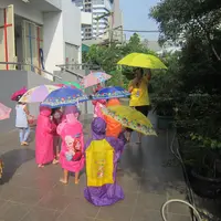 Memasuki musim hujan, anak-anak 90-an jangan sampai lupa untuk membawa benda-benda ini biar aman. (Via: tkk9.bpkpenaburjakarta.or.id)