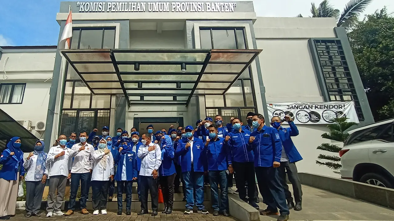 DPD Demokrat Banten Di KPU. (Senin, 15/03/2021). (Liputan6.com/Yandhi Deslatama).