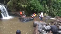 Tim SAR Gabungan mencari tiga siswa sekolah dasar yang tenggelam di kawasan wisata Coban Talun, Kota Batu, Jawa Timur (BPBD Kota Batu)