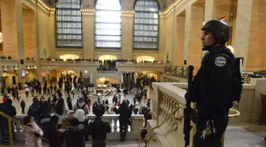 Seorang anggota NYPD berjaga di Grand Central Station, di Manhattan, New York, Selasa (22/3). Pasca serangan teror di Brussels, pihak keamanan AS meningkatkan pengamanan di bandara, stasiun kereta, dan tempat vital lainnya. (REUTERS/Stephanie Keith)