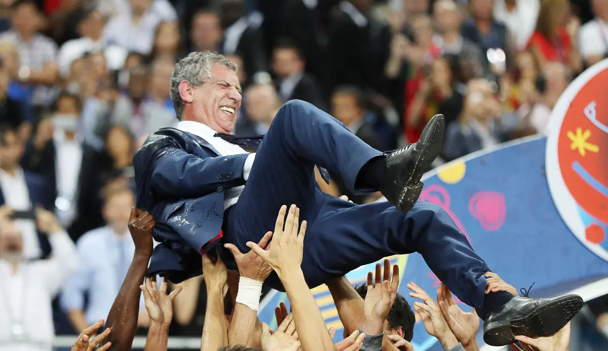 Fernando Santos - Timnas Portugal membuat kejutan dengan menjadi juara Piala Eropa pada edisi tahun 2016. Pelatih bernama Fernando Santos merupakan salah satu sosok kunci keberhasilan Cristiano Ronaldo dan kawan-kawan menundukkan Prancis di partai final. (Foto:AFP/Valery Hache)