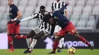 Pemain Juventus, Blaise Matuidi berebut bola dengan pemain Genoa, Stephane Omeonga pada lanjutan Serie A di Allianz stadium, Turin, (22/1/2018). Juventus menang tipis 1-0.  (AFP/Marco Bertorello)
