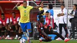 Sejak menit awal pertandingan, laga antara Brasil melawan Kolombia berlangsung ketat dan sengit. (Patrick T. Fallon/AFP)