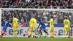 Paul Pogba (tengah) mencetak satu gol untuk kemenangan Prancis saat melawan Swedia pada laga grup A Kualifikasi Piala Dunia 2018 di Stade de France Stadium, Saint-Denis, Prancis, (11/11/2016). Prancis Menang 2-1. (AP/Christophe Ena)