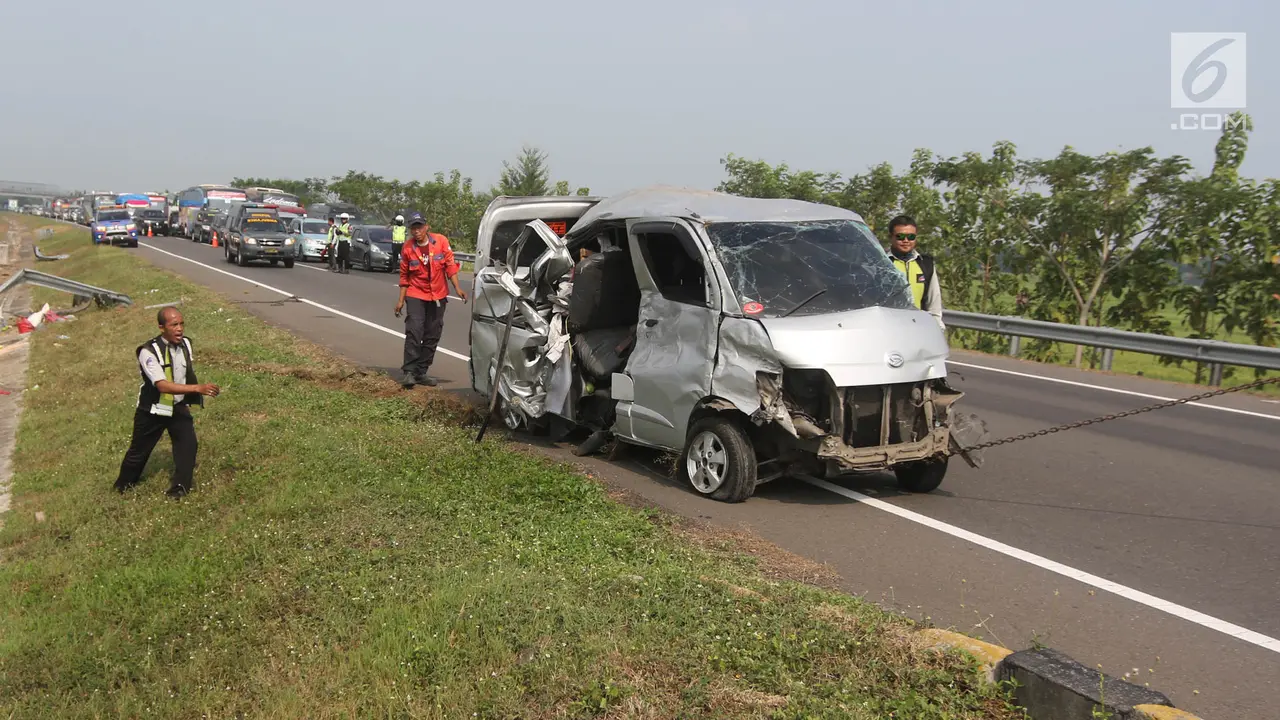 Mobil Tabrak Pembatas Tol Cipali