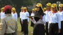 Calon Paskibraka membawa baki bendera untuk diserahkan kepada pempinan upacara saat sesi latihan di PPPON, Cibubur, Jakarta Timur, Jumat (4/8). (Liputan6.com/Yoppy Renato)