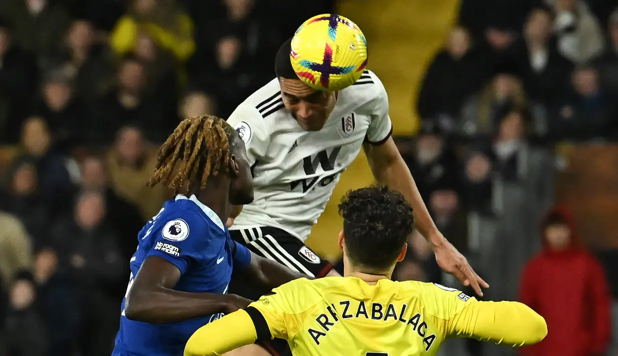 Striker Fulham Carlos Vinicius (Tengah) mencetak gol kedua mereka ke gawang Chelsea pada laga tunda pekan ke-7 Premier League 2022/2023 di Craven Cottage, Jumat (13/1/2023) WIB. Chelsea hanya bisa mencetak gol melalui Kalidou Koulibaly (47’). (Ben Stansall / AFP)