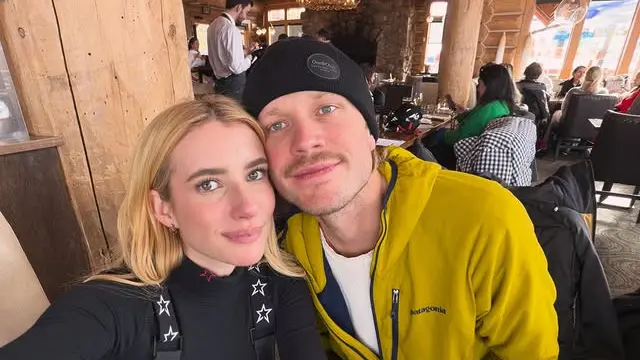 Emma Roberts dan Cody John resmi menikah setelah 4 tahun pacaran