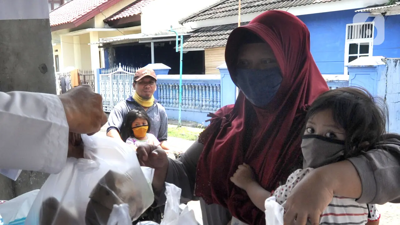 Warga Terdampak Covid-19 Dapat Nasi Bungkus Gratis di Pamulang