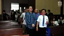 Penyanyi dangdut Saipul Jamil bersiap menjalani sidang pembacaan putusan hakim di Pengadilan Tipikor Jakarta, Senin (31/7). Dihari ulang tahunya Saipul Jamil mendapatkan hadiah sepatu dan kue ulang tahun. (Liputan6.com/Helmi Afandi)