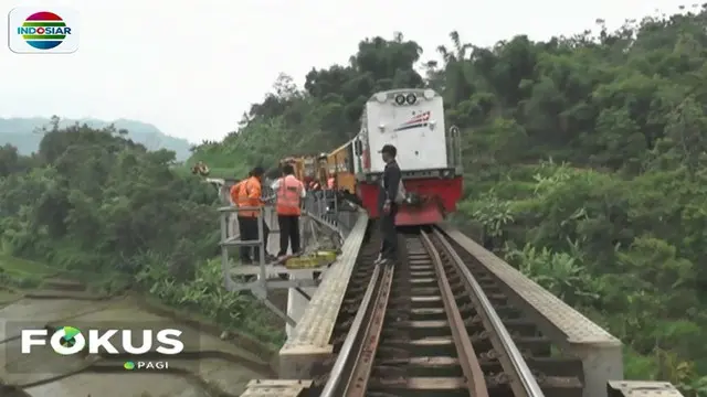 Puluhan petugas dari PT Kereta Api Indonesia Daerah Operasi II Bandung berusaha mengevakuasi kereta anjlok dan memperbaiki relnya.