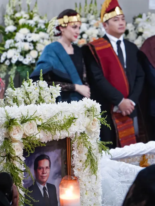 Upacara ini dilakukan sebelum Tapian Pander Nainggolan, ayah mertuanya dimakamkan. [Instagram/riantic]