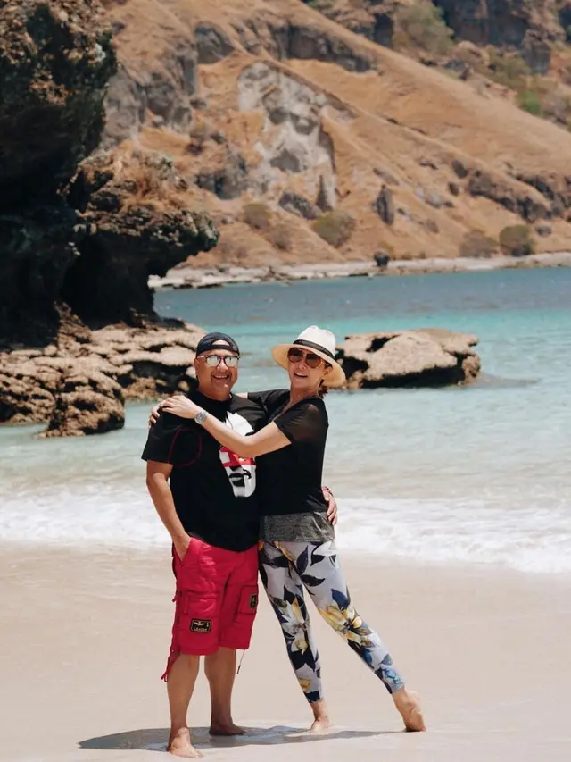 6 Gaya Maia Estianty saat Liburan di Pantai, Tetap Stylish