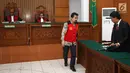 Gatot Brajamusti atau Aa Gatot berdiskusi dengan kuasa hukumnya saat sidang pedana kasus kepemilikan senjata api ilegal dan satwa langka di PN Jakarta Selatan, Selasa (10/10). Sidang beragendakan pembacaan dakwaan oleh JPU (Liputan6.com/Immanuel Antonius)