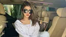 <p>Pedangdut cantik Ghea Youbi memang memiliki tampilan yang seksi. Baru-baru ini ia pun mengunggah fotonya berpose di dalam mobil dengan mengenakan sweater dan celana jeans serta kaca mata hitam dan sepatu berwarna putih. (Instagram/gheayoubi)</p>