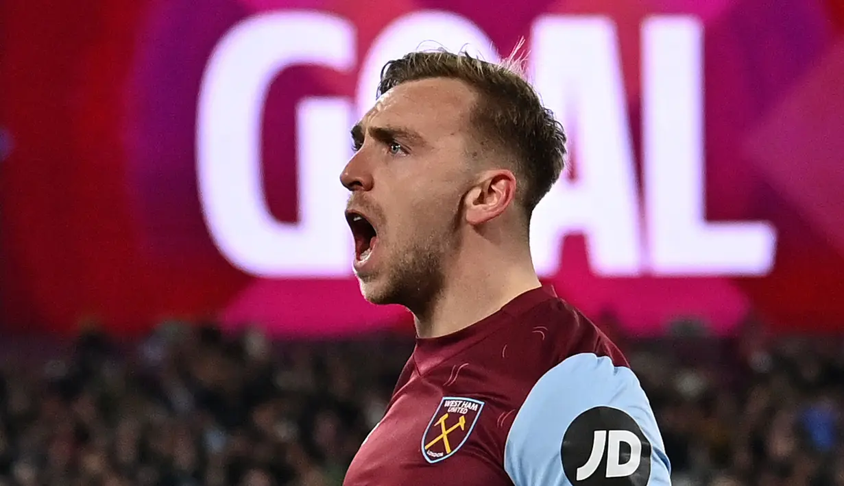 Pemain West Ham United, Jarrod Bowen merayakan gol ke gawang Brentford pada laga lanjutan Liga Inggris 2023/2024 di London Stadium, London, Inggris,Selasa (27/02/2024) dini hari WIB. (AFP/Glyn Kirk)