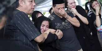 Pemakaman ibunda Ashanty diwarnai isak tangis. Kepergian sang ibu untuk selama-lamanya membuatnya begitu terpukul. Tidak hanya saat di rumah duka, jelang pemakaman, Ashanty masih terus menanggis. (Galih W. Satria/Bintang.com)