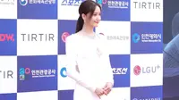 8 Gaya Busana Artis Korea di Karpet Merah Blue Dragon Series Awards, Yoona SNSD Tampil Tak Biasa (Tangkapan Layar YouTube/NewsenTV&middot;KOREA Entertainment news)