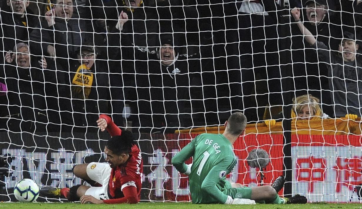 Bek Manchester United, Chris Smalling, melakukan gol bunuh diri saat melawan Wolverhampton Wanderers pada laga Premier League 2019 di Stadion Molineux, Selasa (2/4). Wolverhampton menang 2-1 atas Manchester United. (AP/Rui Vieira)