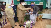 Wali Kota Malang, Sutiaji, memberikan bantuan pangan non tunai daerah (BPNTD) secara simbolis sebagai tanda bantuan mulai disalurkan ke warga miskin (Humas Pemkot Malang)